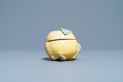 Une petite terrine couverte en forme de pomme en fa&iuml;ence polychrome, France, 18&egrave;me