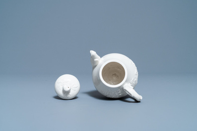 A Chinese Dehua blanc de Chine teapot, inscribed Yi Gong, 18/19th C.