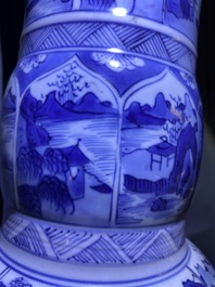Une paire de vases de forme yenyen en porcelaine de Chine en bleu et blanc, Kangxi
