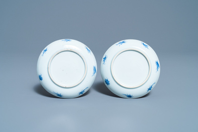 Une paire de coupes en porcelaine de Chine de style Imari &agrave; d&eacute;cor 'Dames au Parasol', Qianlong