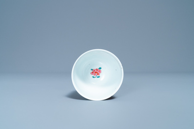 Une tasse et soucoupe en porcelaine de Chine famille rose, Yongzheng