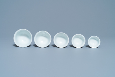 Cinq bols en porcelaine de Chine en bleu et blanc, &eacute;poque Transition