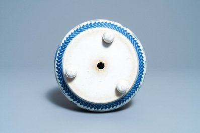 Een Japanse driepotige blauw-witte Arita wierookbrander, Edo, 17e eeuw