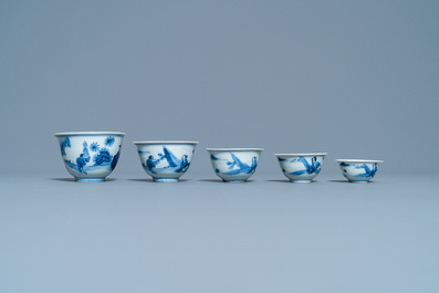 Cinq bols en porcelaine de Chine en bleu et blanc, &eacute;poque Transition
