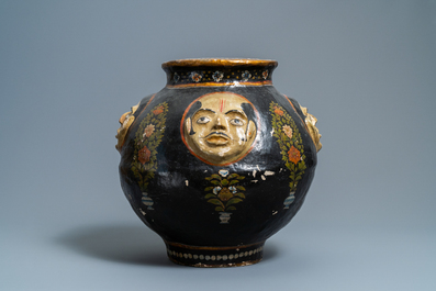 Een papier-mach&eacute; vaas met reli&euml;fdecor van gezichten, Kasjmier, India, 19e eeuw
