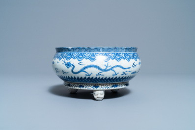 Een Japanse driepotige blauw-witte Arita wierookbrander, Edo, 17e eeuw