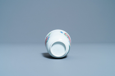 Une tasse et soucoupe en porcelaine de Chine famille rose, Yongzheng