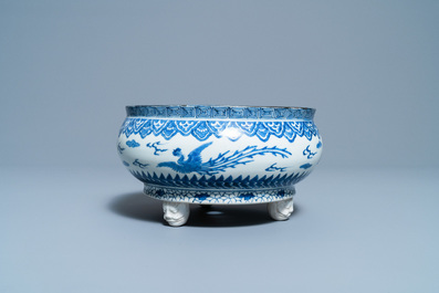Een Japanse driepotige blauw-witte Arita wierookbrander, Edo, 17e eeuw