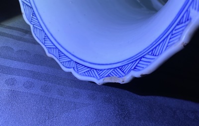 Une paire de vases de forme yenyen en porcelaine de Chine en bleu et blanc, Kangxi