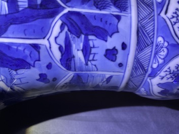 Une paire de vases de forme yenyen en porcelaine de Chine en bleu et blanc, Kangxi