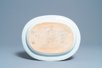 Une terrine couverte sur pr&eacute;sentoir en porcelaine de Chine en bleu et blanc, Qianlong