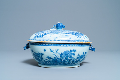 Une terrine couverte sur pr&eacute;sentoir en porcelaine de Chine en bleu et blanc, Qianlong