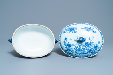 Une terrine couverte sur pr&eacute;sentoir en porcelaine de Chine en bleu et blanc, Qianlong