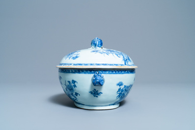 Une terrine couverte sur pr&eacute;sentoir en porcelaine de Chine en bleu et blanc, Qianlong