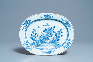 Une terrine couverte sur pr&eacute;sentoir en porcelaine de Chine en bleu et blanc, Qianlong