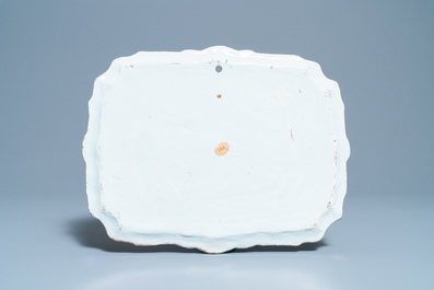 Een polychrome Delftse plaquette met romantisch decor in bruin, geel en groen, 18e eeuw