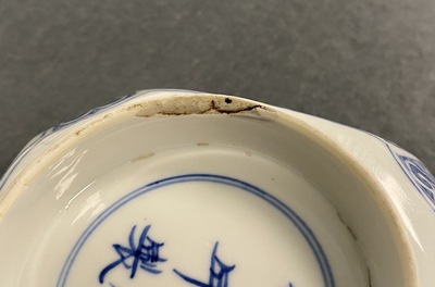 Un bol de forme carr&eacute;e en porcelaine de Chine en bleu et blanc, marque de Chenghua, Kangxi