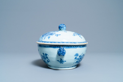 Une terrine couverte sur pr&eacute;sentoir en porcelaine de Chine en bleu et blanc, Qianlong