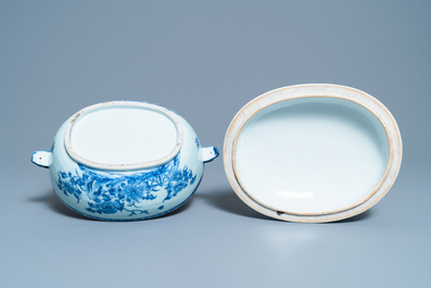 Une terrine couverte sur pr&eacute;sentoir en porcelaine de Chine en bleu et blanc, Qianlong