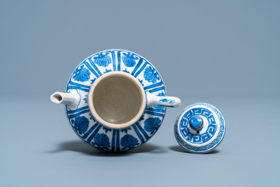 Une th&eacute;i&egrave;re miniature en porcelaine de Chine p&acirc;te tendre en bleu et blanc, Kangxi