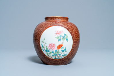 Een Chinese famille rose vaas met bruine fondkleur, Qianlong merk, 20e eeuw