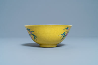 Un bol en porcelaine de Chine famille rose &agrave; fond jaune &agrave; d&eacute;cor de neuf p&ecirc;ches, marque et &eacute;poque de Guangxu