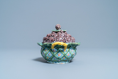 Een polychrome Delftse 'bessen' terrine op onderschotel, 18e eeuw