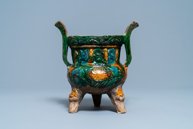 Un br&ucirc;le-parfum tripod en gr&egrave;s &eacute;maill&eacute; sancai, Chine, Ming
