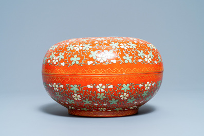A Chinese iron red and gilt round box and cover, 20th C.