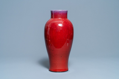Un vase en porcelaine de Chine &agrave; &eacute;mail flamb&eacute;, 19&egrave;me