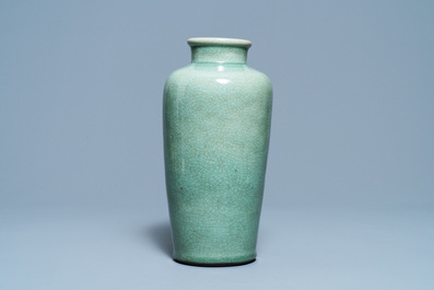 Een Chinese monochrome celadon vaas met craquel&eacute; glazuur, 19e eeuw