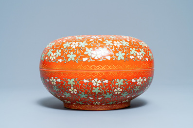 A Chinese iron red and gilt round box and cover, 20th C.