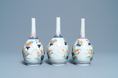 Drie Japanse flesvormige Imari vazen met reli&euml;fdecor, Edo, 17/18e eeuw