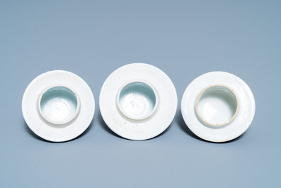 Une garniture de cinq vases en porcelaine de Chine en bleu et blanc, Kangxi