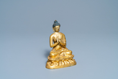 Een Chinese vergulde bronzen figuur van Boeddha, Kangxi