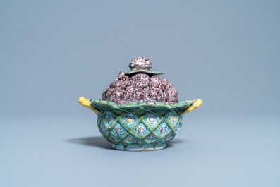 Een polychrome Delftse 'bessen' terrine op onderschotel, 18e eeuw
