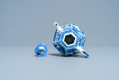 Une th&eacute;i&egrave;re couverte de forme hexagonale en porcelaine de Chine en bleu et blanc, Kangxi