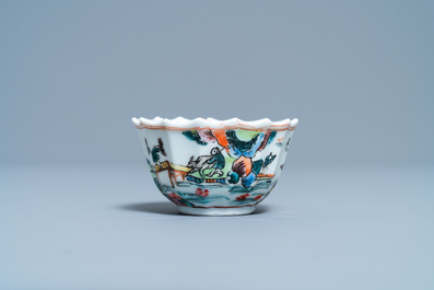 Une tasse et soucoupe en porcelaine de Chine famille rose, Yongzheng