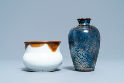 A varied collection of four monochrome Chinese and Japanese vases and a censer, 19/20th C.