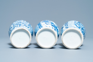 Une garniture de cinq vases en porcelaine de Chine en bleu et blanc, Kangxi