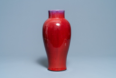 Un vase en porcelaine de Chine &agrave; &eacute;mail flamb&eacute;, 19&egrave;me