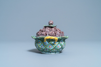 Een polychrome Delftse 'bessen' terrine op onderschotel, 18e eeuw
