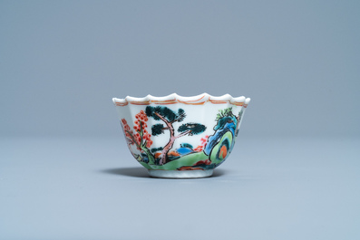 Une tasse et soucoupe en porcelaine de Chine famille rose, Yongzheng