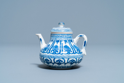 Une th&eacute;i&egrave;re miniature en porcelaine de Chine p&acirc;te tendre en bleu et blanc, Kangxi