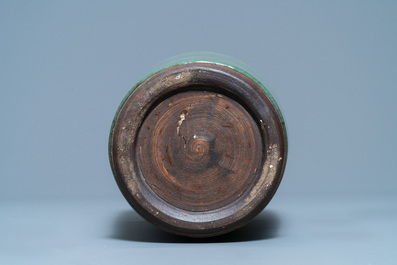 Een Chinese monochrome celadon vaas met craquel&eacute; glazuur, 19e eeuw