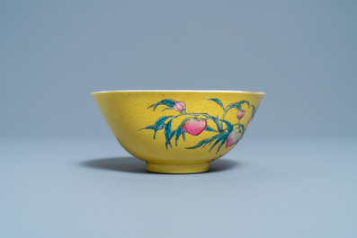 Un bol en porcelaine de Chine famille rose &agrave; fond jaune &agrave; d&eacute;cor de neuf p&ecirc;ches, marque et &eacute;poque de Guangxu