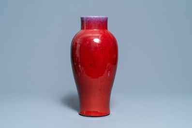 Un vase en porcelaine de Chine &agrave; &eacute;mail flamb&eacute;, 19&egrave;me