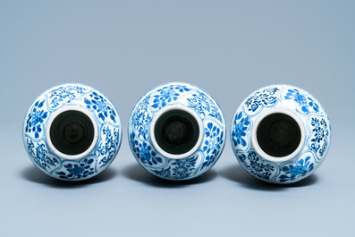 Une garniture de cinq vases en porcelaine de Chine en bleu et blanc, Kangxi