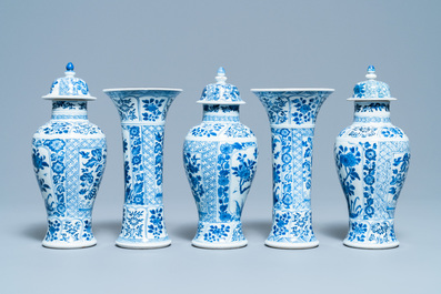 Une garniture de cinq vases en porcelaine de Chine en bleu et blanc, Kangxi