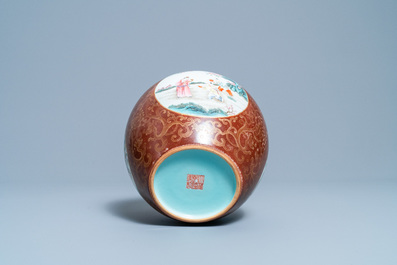 Een Chinese famille rose vaas met bruine fondkleur, Qianlong merk, 20e eeuw